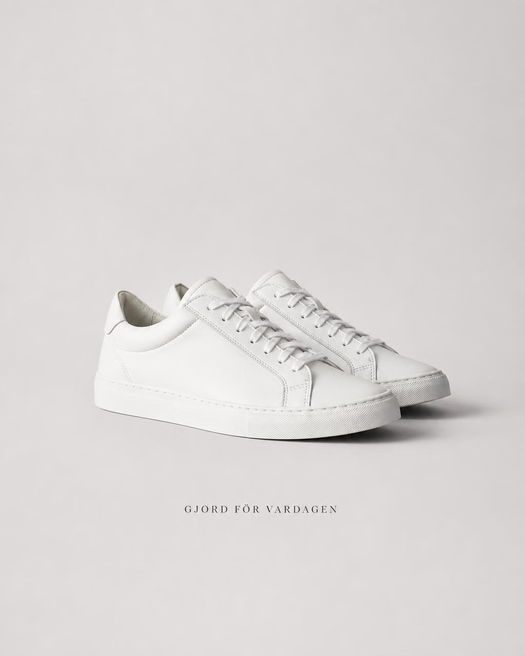 Minimalistisk premiumannons med vita sneakers
